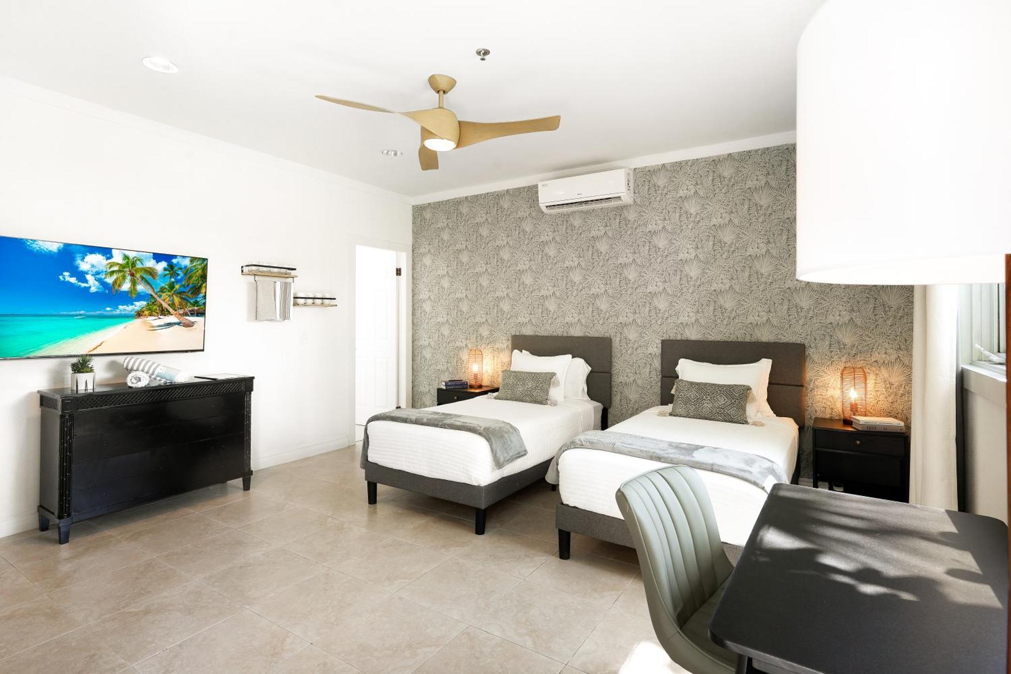 Cobalt Coast Resort West Bay Εξωτερικό φωτογραφία